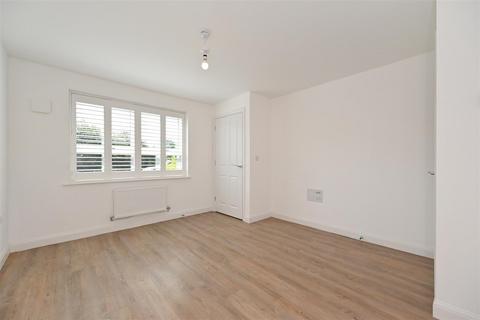 2 bedroom house to rent, Gerard Walk, Westhampnett