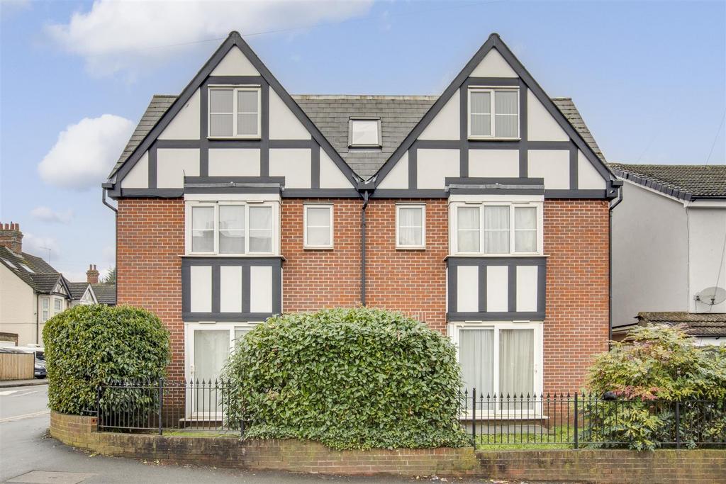 Flat 2, Baxter House, Kitchener Road, HP11 2 SA-12.