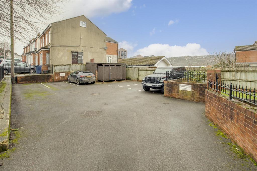 Flat 2, Baxter House, Kitchener Road, HP11 2 SA-10.