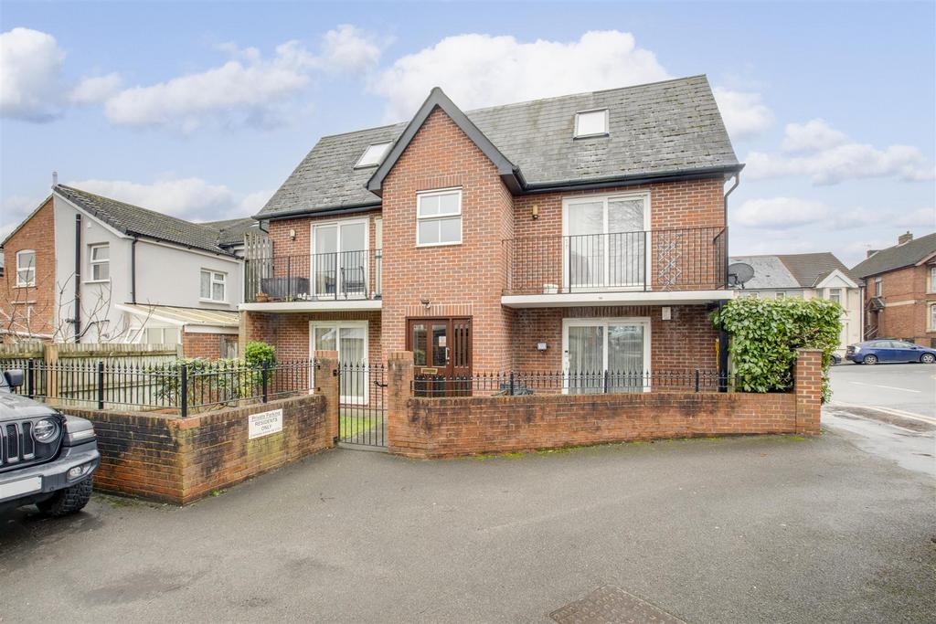 Flat 2, Baxter House, Kitchener Road, HP11 2 SA-11.