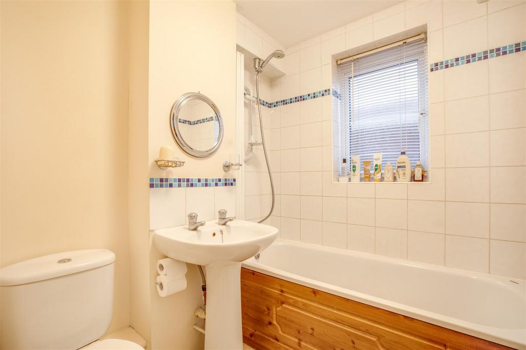 Flat 2, Baxter House, Kitchener Road, HP11 2 SA-2.j