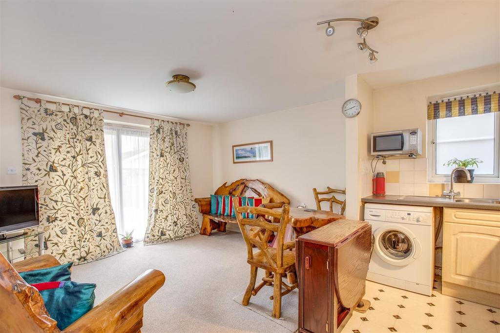 Flat 2, Baxter House, Kitchener Road, HP11 2 SA-6.j