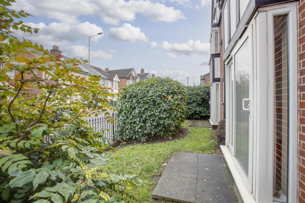 Flat 2, Baxter House, Kitchener Road, HP11 2 SA-8.j