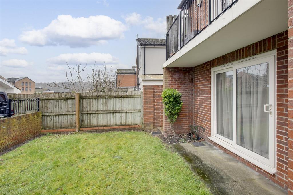 Flat 2, Baxter House, Kitchener Road, HP11 2 SA-9.j