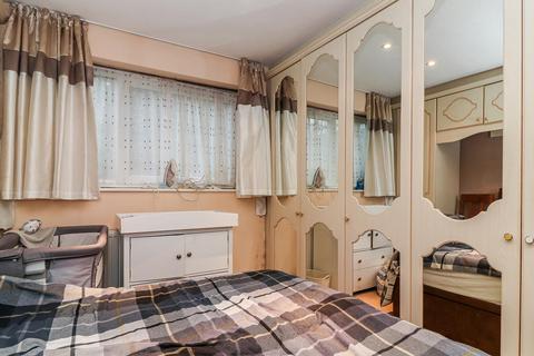 2 bedroom flat for sale, The Four Tubs, Bushey WD23