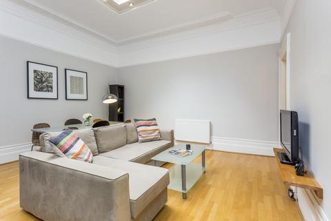 2 bedroom flat to rent, Queens Gardens, London, W2.