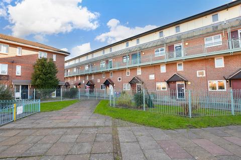 2 bedroom ground floor maisonette for sale, Tiptree Crescent, Ilford, Essex