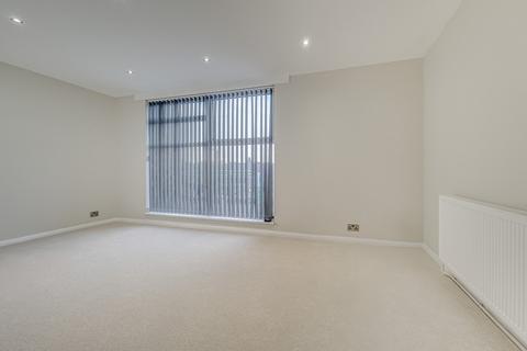 2 bedroom apartment to rent, Rayleigh Road, Leigh-on-sea, SS9