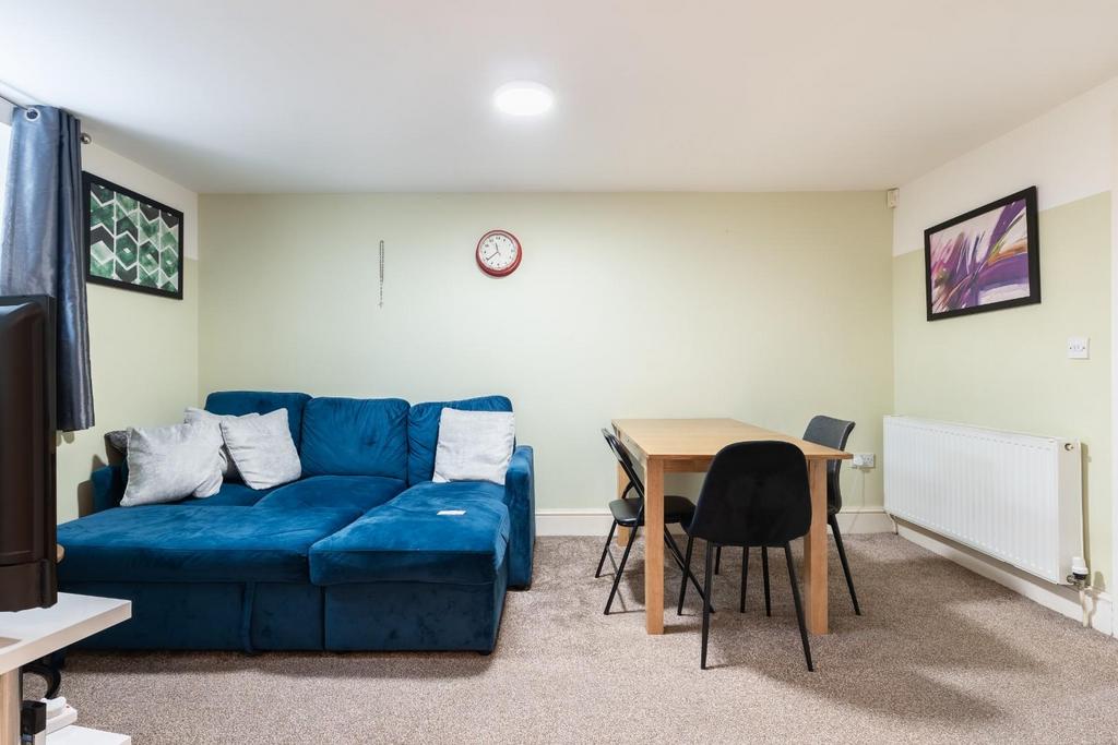 Living room-2.jpg
