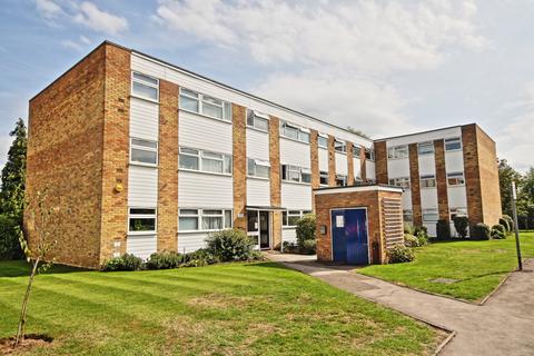 2 bedroom flat to rent, Woking GU22