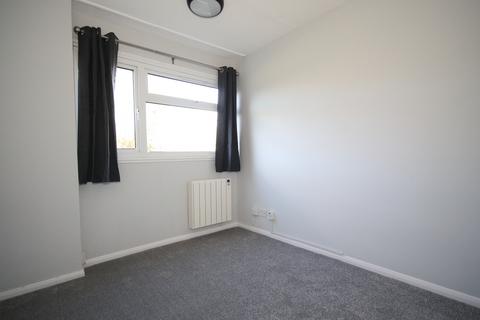 2 bedroom flat to rent, Woking GU22