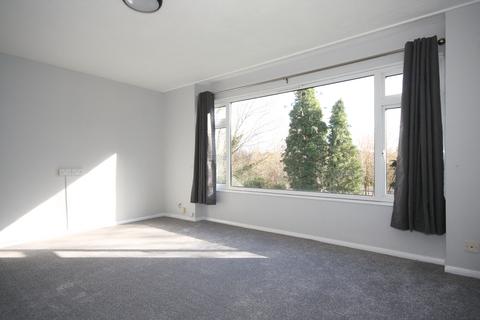 2 bedroom flat to rent, Woking GU22