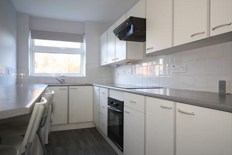 2 bedroom flat to rent, Woking GU22