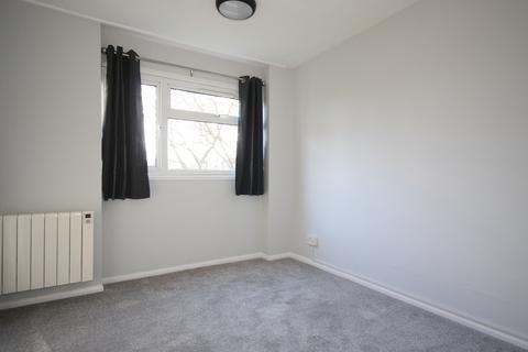 2 bedroom flat to rent, Woking GU22