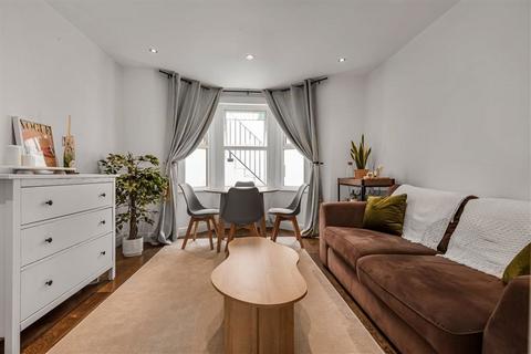 4 bedroom house to rent, Parkdale Road, London SE18