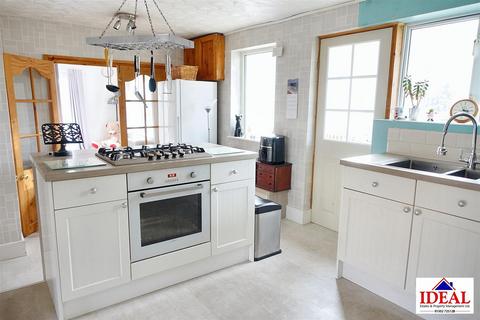 2 The Avenue, Askern, Doncaster, DN6 0BQ