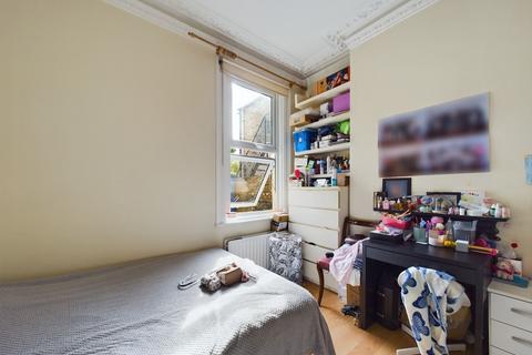 2 bedroom flat to rent, Swallowfield Road, Greenwich