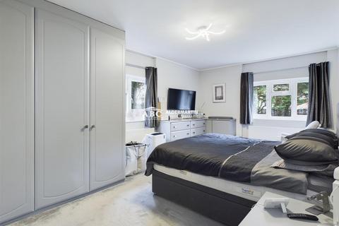 3 bedroom flat for sale, Lodge Close, Canons Drive, Edgware