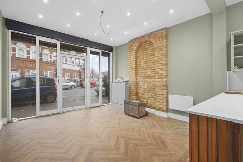 Property to rent, Whittington Road, Bowes Park, N22