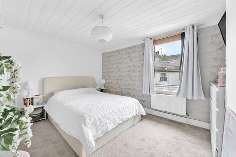 5 Hill House Road, Dartford, DA2 6HG