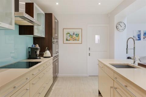 3 Colman Close, Epsom, KT18 5UT