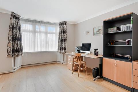 3 Colman Close, Epsom, KT18 5UT