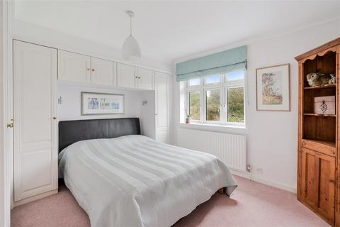 3 Colman Close, Epsom, KT18 5UT