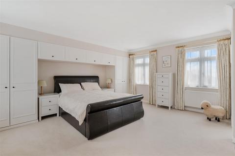 3 Colman Close, Epsom, KT18 5UT