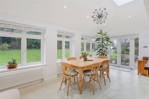 3 Colman Close, Epsom, KT18 5UT