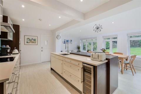 3 Colman Close, Epsom, KT18 5UT