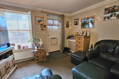 3 bedroom end of terrace house for sale, High Street, Gorleston