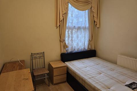 Studio to rent, Westbury Avenue, London N22