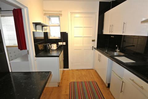 4 bedroom terraced house to rent, Larchwood Drive, Englefield Green TW20