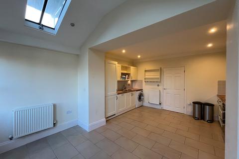 2 bedroom terraced house to rent, The Mount, Canterbury, Kent