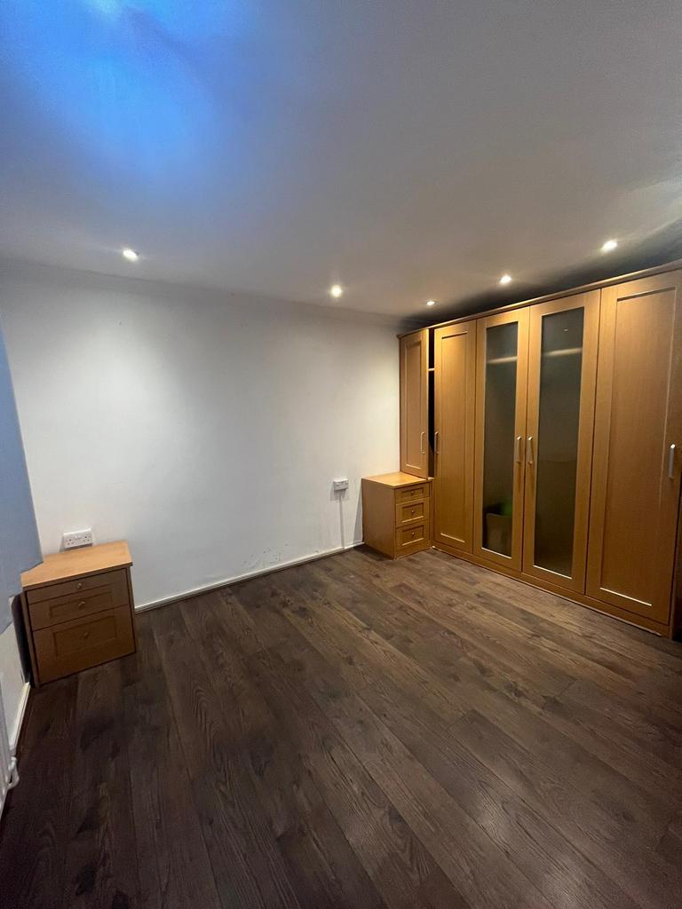 1 bedroom Fully Furnished  flat on Bradfield Driv