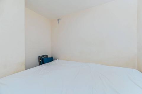 Studio to rent, Shillington House, Battersea, London, SW11