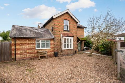 2 bedroom semi-detached house to rent, Molesey Road, Hersham, KT12