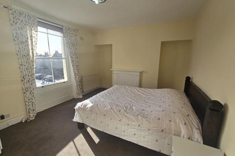 3 bedroom flat to rent, Park Hall Road, London, SE21