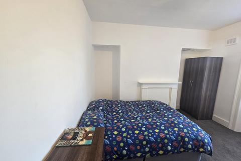 3 bedroom flat to rent, Park Hall Road, London, SE21