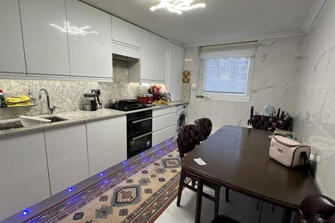 3 bedroom flat to rent, Altair Close, Tottenham, N17