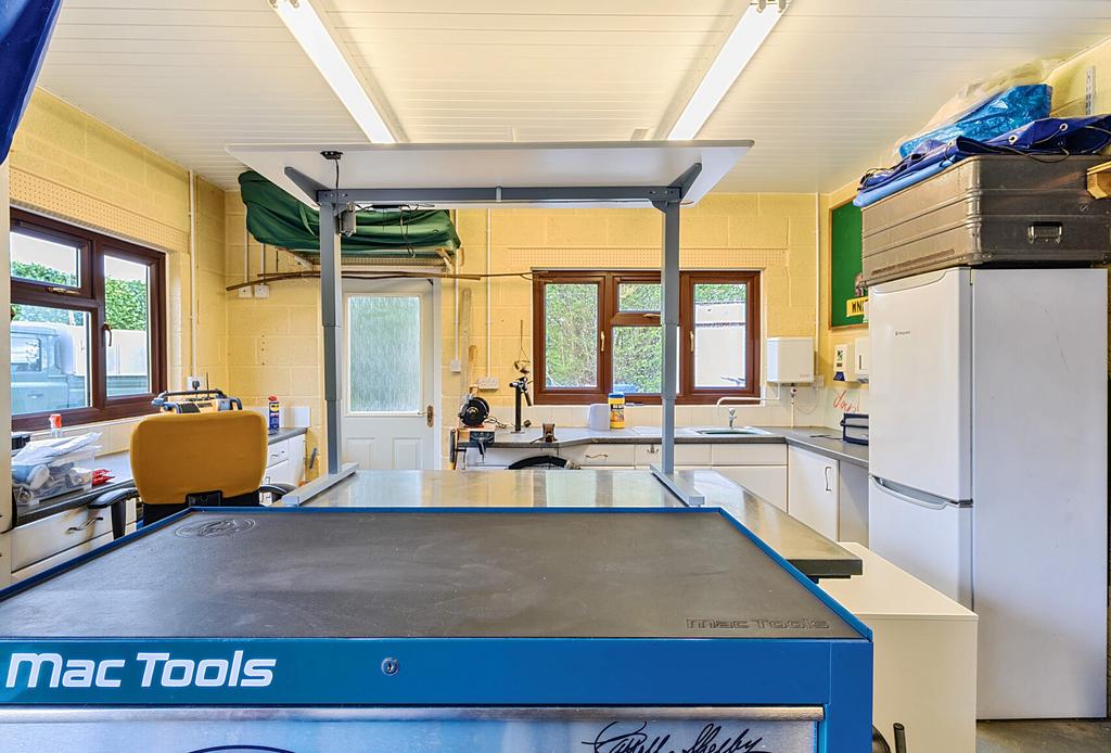 Garage/Workshop