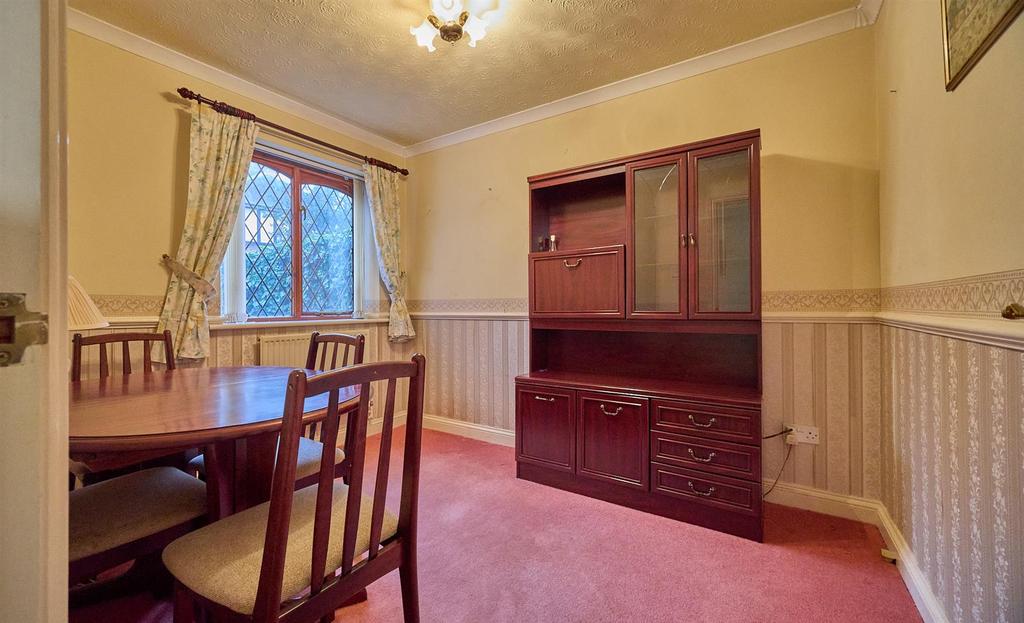 Dining room/family room to front