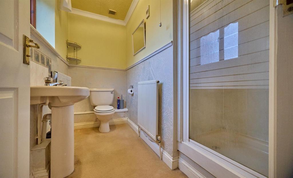 L shaped en suite shower room