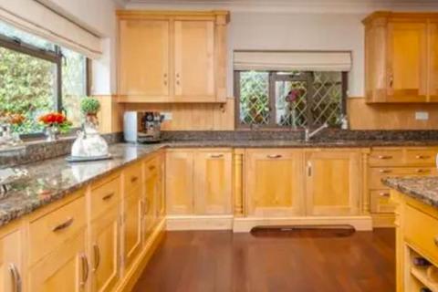 5 bedroom detached house to rent, Withdean Road, Brighton BN1