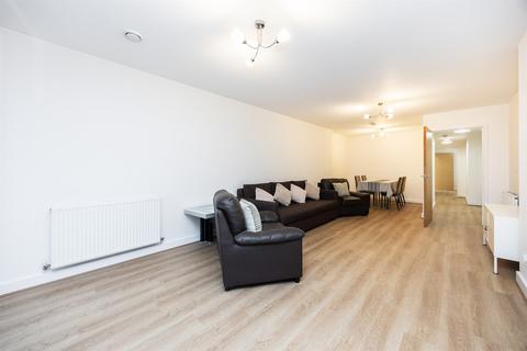 3 bedroom flat to rent, Heron Place, E16