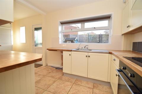 3 bedroom semi-detached house to rent, Highfield Drive, Wakefield WF2