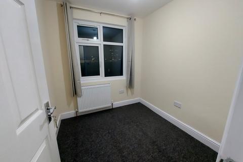 2 bedroom flat to rent, Woodford Avenue, Gants Hill