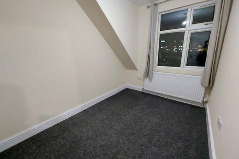 2 bedroom flat to rent, Woodford Avenue, Gants Hill