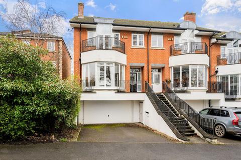 23 Cambridge Square, Redhill, RH1 6TG