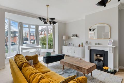 23 Cambridge Square, Redhill, RH1 6TG
